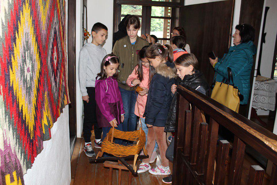 Măicuțele de la Muzeul Vivant – gazdele unor copii interesați de războiul de țesut