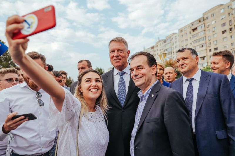 Motivele pentru care românii semnează în număr mare pentru candidatura lui Iohannis. GALERIE FOTO