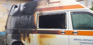 Garajul Ambulanței Târgu Neamț nu avea senzor de fum, autosanitarele au ars conform legii