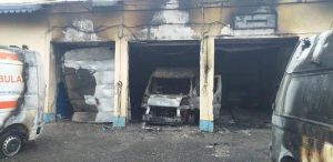 Garajul Ambulanței Târgu Neamț nu avea senzor de fum, autosanitarele au ars conform legii