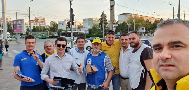 Motivele pentru care românii semnează în număr mare pentru candidatura lui Iohannis. GALERIE FOTO