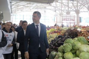 Dan Barna la shopping în piața din Piatra Neamț și conferință oficială la Roman