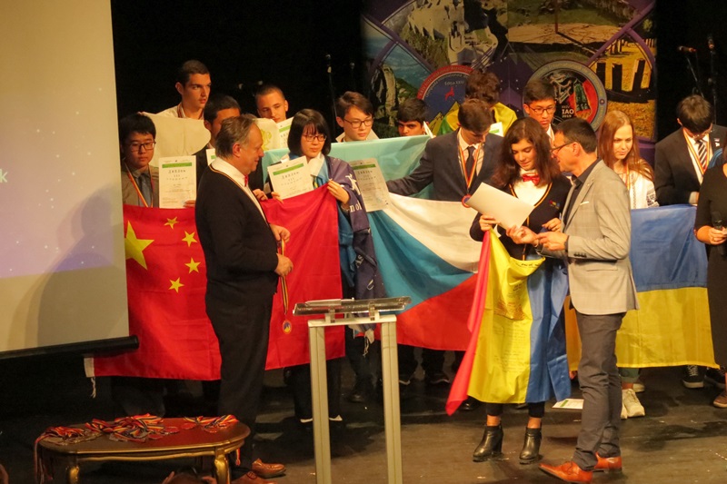 Echipa României pe podiumul Olimpiadei Internaționale de Astronomie de la Piatra Neamț