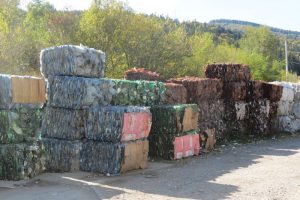 ”Chinul” selectării deșeurilor: un container cu hârtie compromis de un kilogram de gem stricat