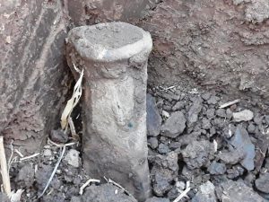 Topoare din Epoca Bronzului, descoperite de un polițist pe un deal din Girov