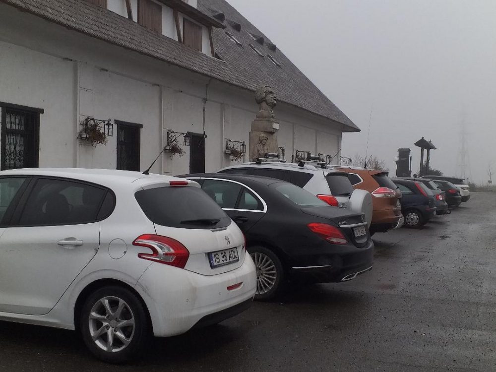 Critică civică: ”Lumea stă la restaurant, în loc să meargă la vot!” parcare han