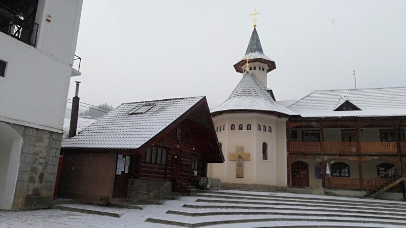Mesaj de la Mănăstirea Petru Vodă în ajun de An Nou. Video și imagini din mănăstire sub prima zăpadă