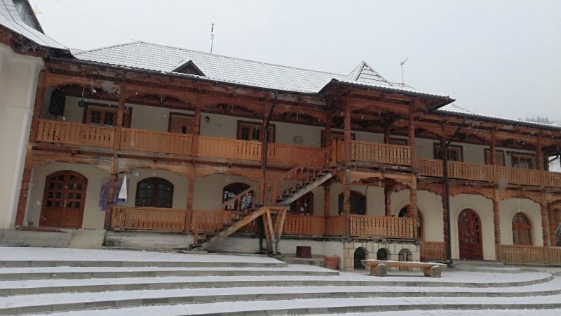 Mesaj de la Mănăstirea Petru Vodă în ajun de An Nou. Video și imagini din mănăstire sub prima zăpadă