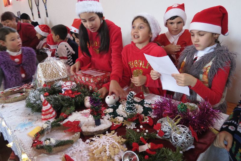 Mâini de copii șterg lacrimi de copii, târg caritabil la Școala din Tazlău