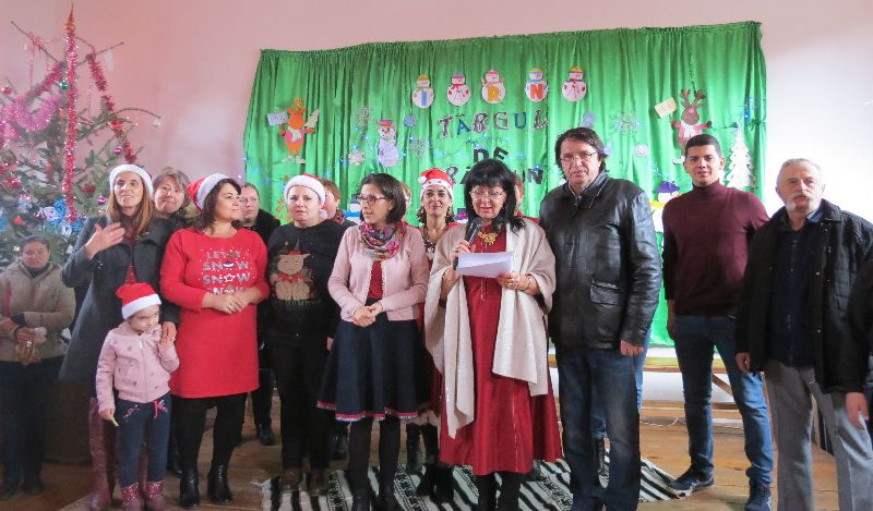 Mâini de copii șterg lacrimi de copii, târg caritabil la Școala din Tazlău