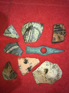 O nouă descoperire marca Marius Irimia: un topor din perioada Cucuteni și fragmente ceramice