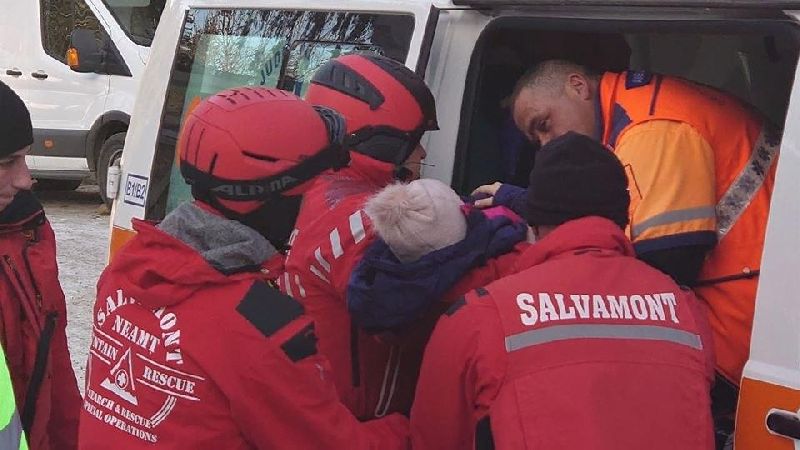 România ”procedurilor”: o fetiță și-a rupt piciorul la săniuș, mama audiată înainte de venirea ambulanței!