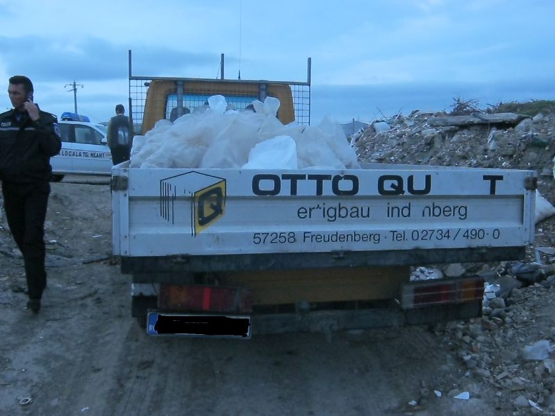 Fotoreportaj: Mormane de gunoi la Blebea, pe malul Ozanei