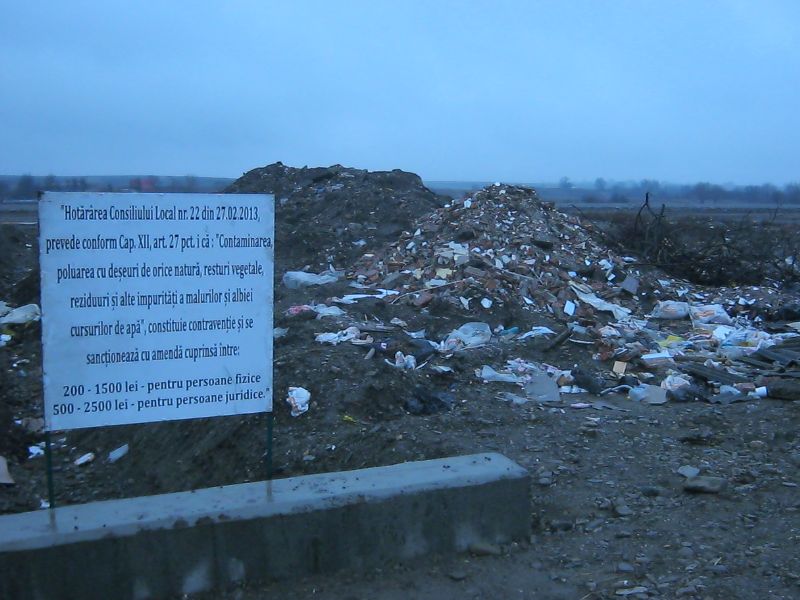 Fotoreportaj: Mormane de gunoi la Blebea, pe malul Ozanei