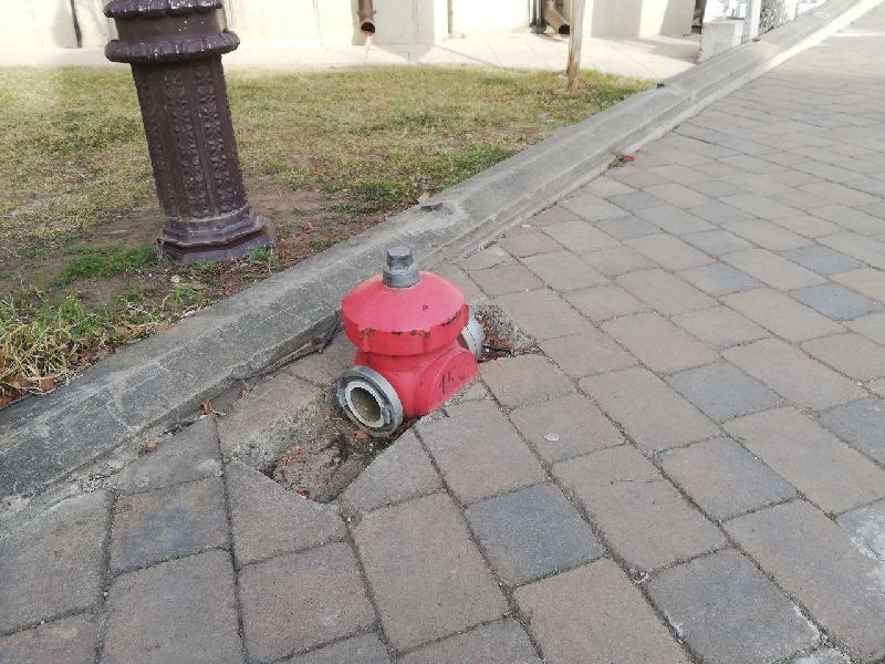 Hidrant pentru spălat pe picioare, pe platoul Curții Domnești