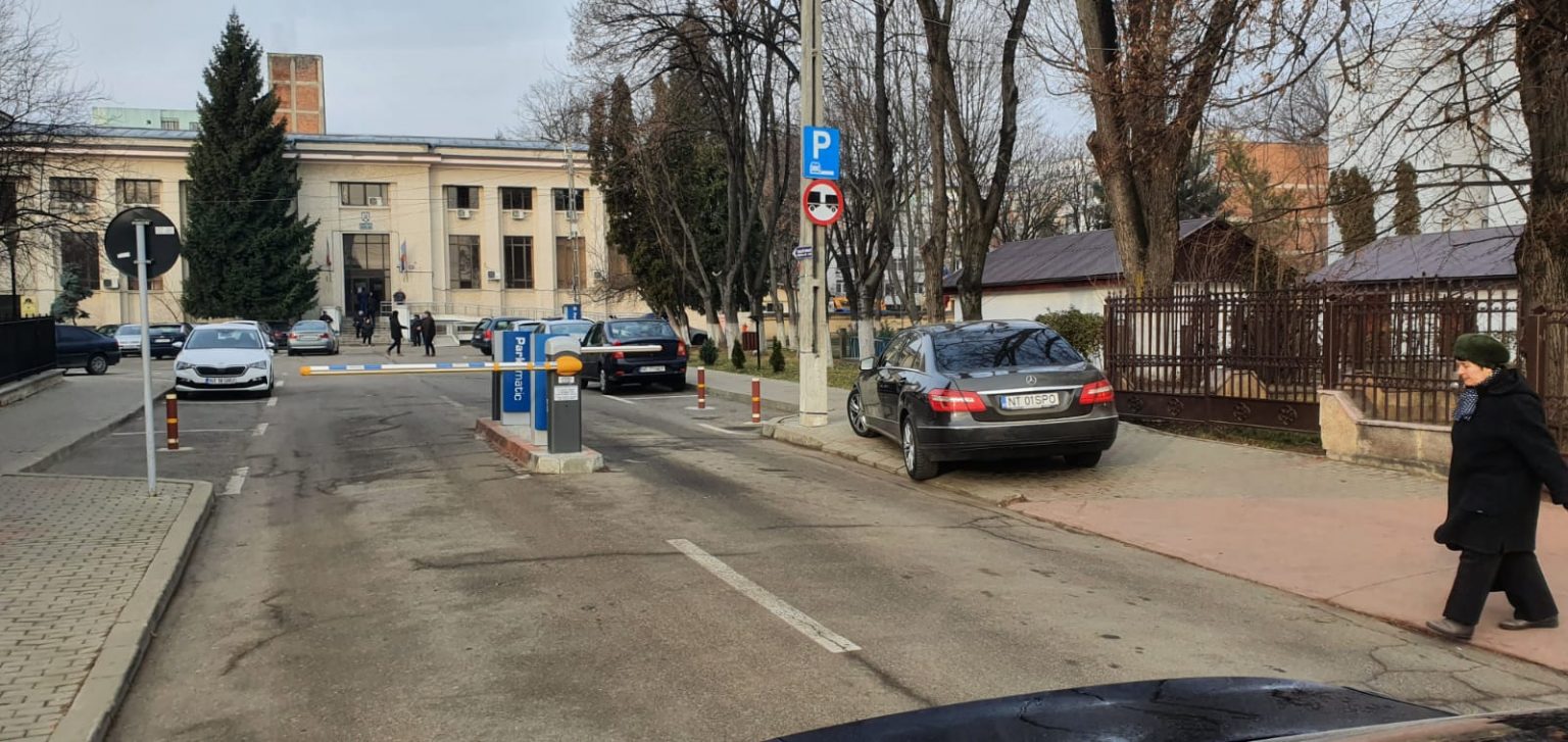 Parcare nesimțită la Roman idiot