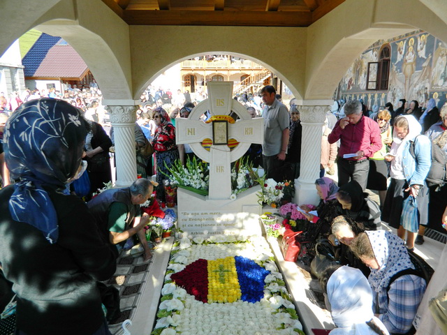 În ciuda petiției online, Mănăstirea Petru Vodă se opune deshumării părintelui Iustin