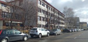  Târgu Neamţ: Parcare maşini elevi versus maşini profesori la Liceul ”Vasile Conta”