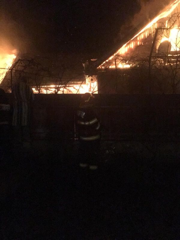 Incendiul de la Humulești: hidranții sub borduri, apă adusă de la 3 km!