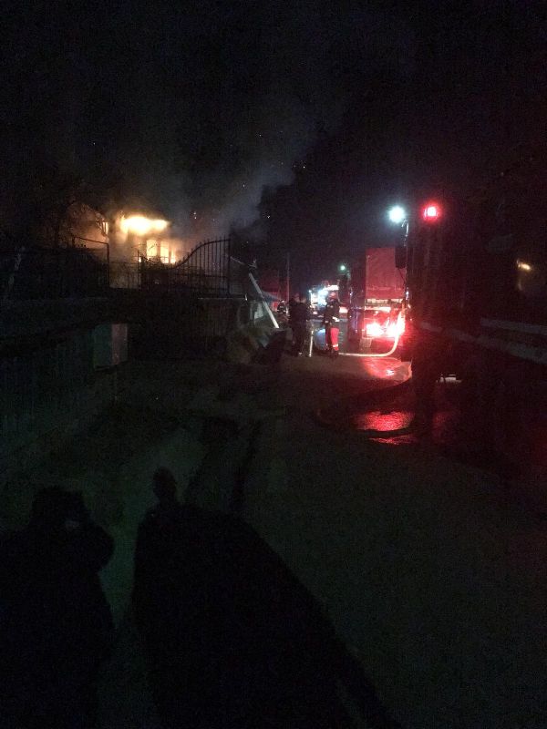 Incendiul de la Humulești: hidranții sub borduri, apă adusă de la 3 km!