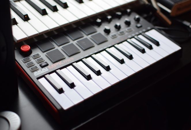 Cum să creezi muzică cu un sintetizator analog?