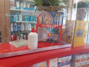 Incident grav într-o farmacie Ardealul: un țigan beat a spart vitrina și a amenințat farmacistele cu moartea