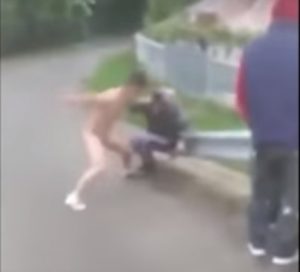 Băiat bătut și agresat sexual la Roznov, sub privirile ”civice” ale unor consăteni care filmează