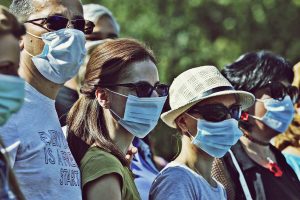 Cât timp mai purtăm mască din obligație? Ministrul Sănătății dă un răspuns echivoc