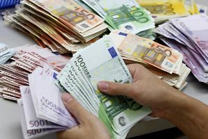 Percheziții în Neamț: două funcționare de bancă cercetate pentru că ar fi furat 270.000 de euro