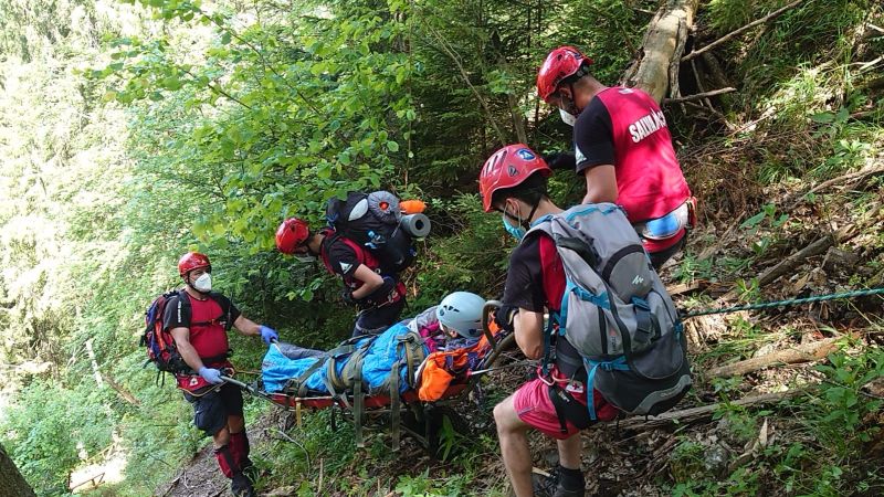 Salvare montană în imagini: tânără coborâtă pe targă de deasupra Cascadei Duruitoarea