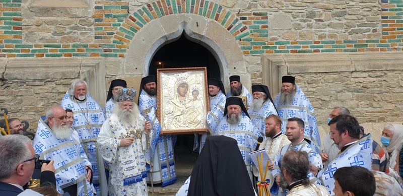 Sute de oameni la cinstirea Sfintei Icoane a Maicii Domnului de la Mănăstirea Neamț