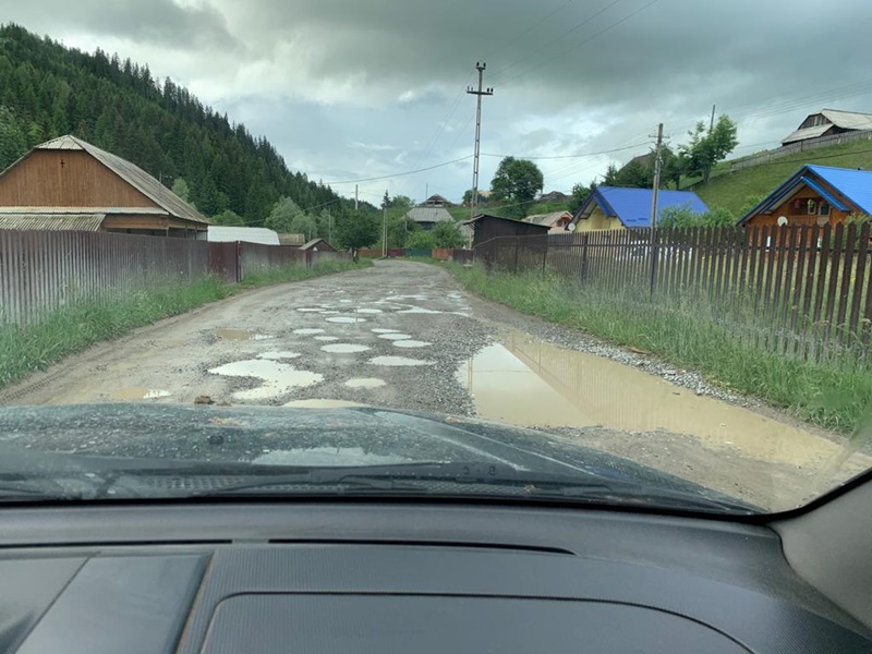 damuc strada în asteptarea asfaltului