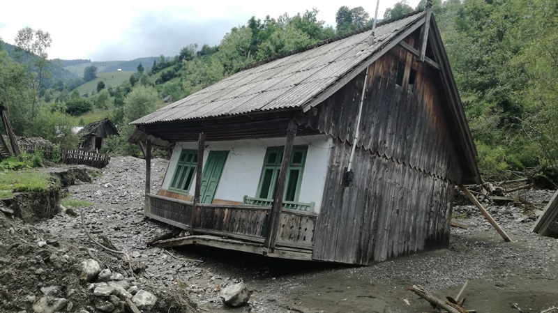 Proiect: polițiștii și pompierii ar putea verifica din ușă în ușă asigurarea locuințelor. Amenzi pentru proprietarii fără poliță 1 farcasa casa distrusa