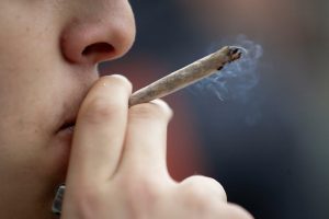 Afirmație șocantă a unui fost dependent de droguri: ”60% dintre tinerii din Piatra-Neamț se droghează”