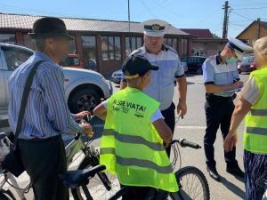 Polițiștii i-au „îmbrăcat” pe bicicliști și pe căruțași