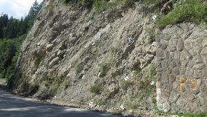 Drumul Bicaz-Poiana Largului sau podul de capre al lui Păcală