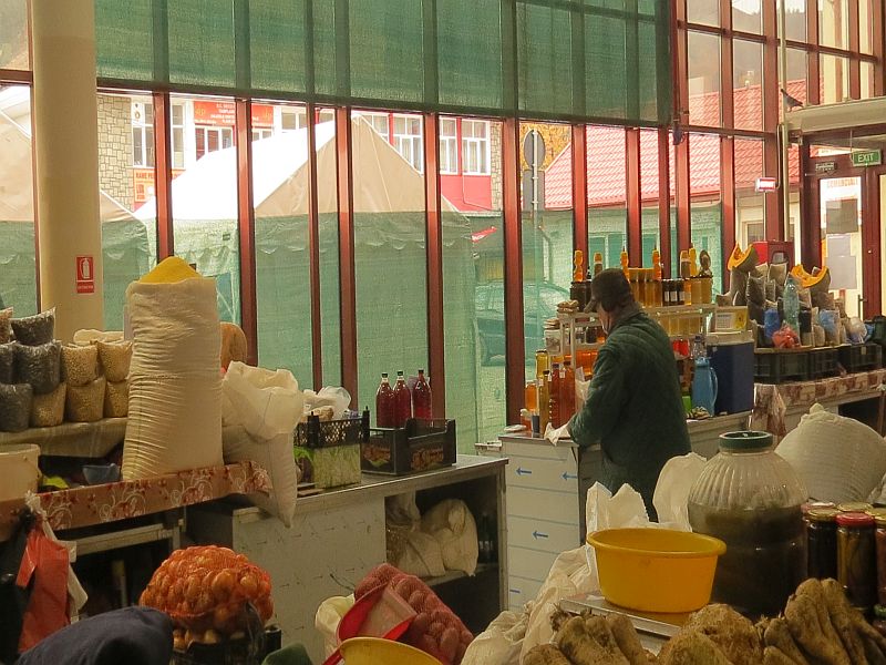 Cu ventilare accentuată într-un colț, s-a redeschis piața din Piatra-Neamț