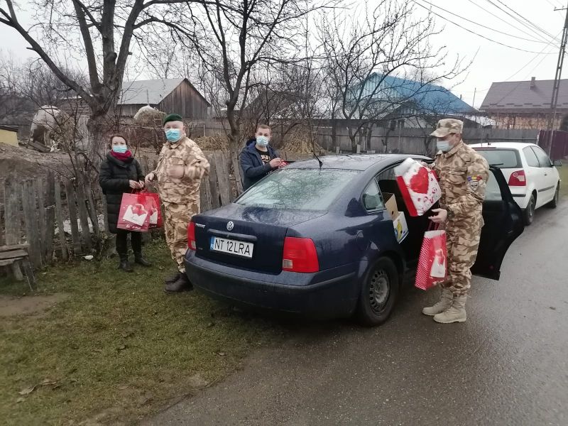 Cadouri pentru 5 copii săraci de la militarii AMVVD Neamț