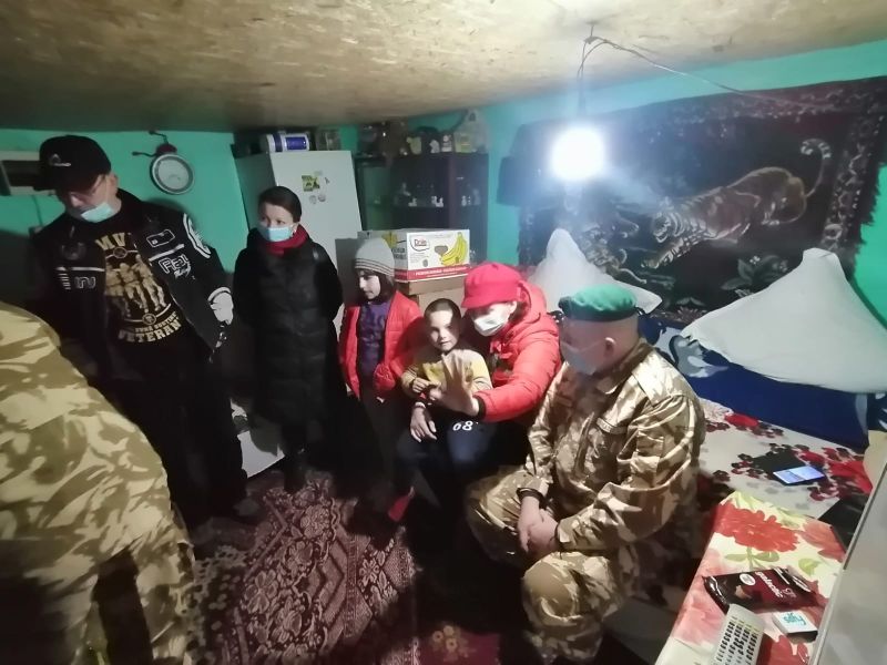 Cadouri pentru 5 copii săraci de la militarii AMVVD Neamț
