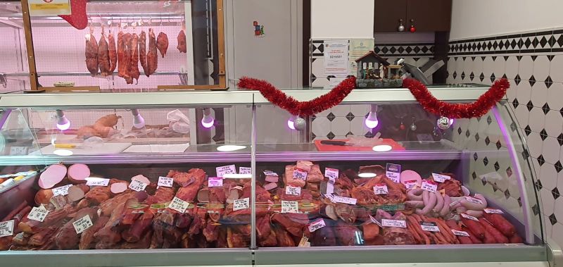 La băcănie – magazinul cu cea mai ieftină carne de porc și cel mai gustos prosciutto crudo