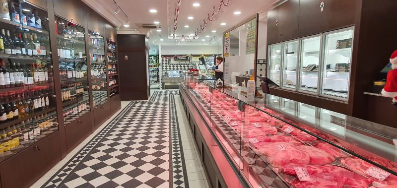 La băcănie – magazinul cu cea mai ieftină carne de porc și cel mai gustos prosciutto crudo