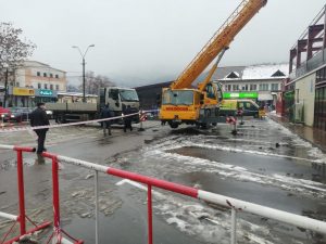 Plouă în piața centrală, Moldocor acoperă terasa ca să izoleze parterul