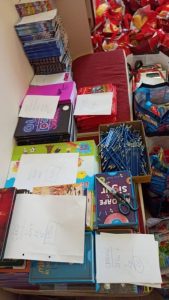 Moș Crăciun și Inspectoratul Școlar Neamț au dus daruri la 280 de copii