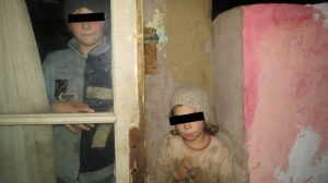 ROMÂNIA SĂRACĂ. 3 copii trăiesc în întuneric și-n noroi