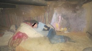ROMÂNIA SĂRACĂ. 3 copii trăiesc în întuneric și-n noroi