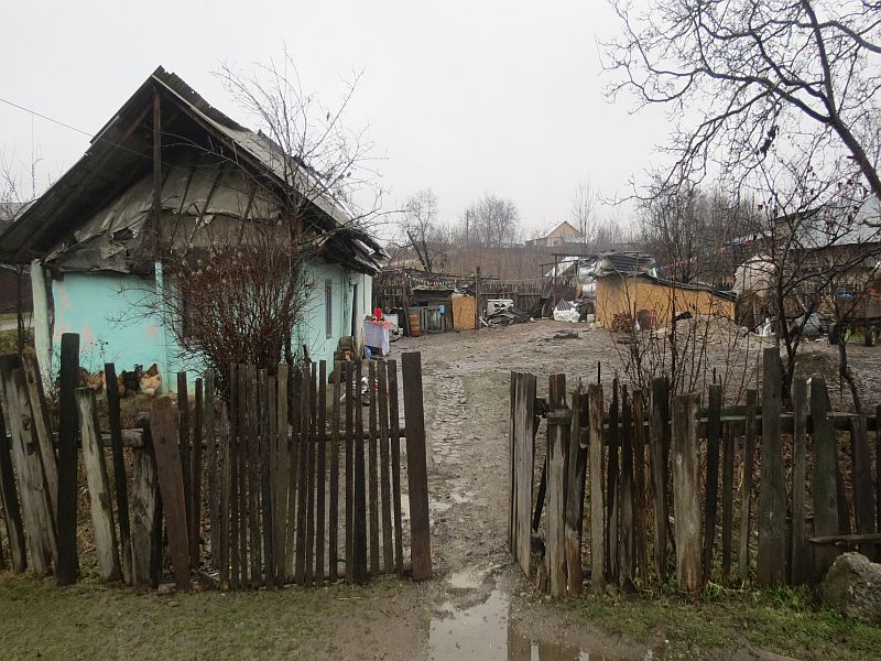 ROMÂNIA SĂRACĂ. O femeie cu 5 copii locuiește într-o casă care se prăbușește