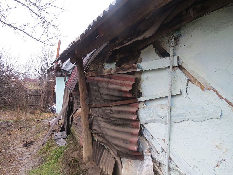 ROMÂNIA SĂRACĂ. O femeie cu 5 copii locuiește într-o casă care se prăbușește