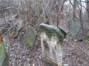 Cimitirele evreiești din Piatra-Neamț: file din istoria unei comunități care apune