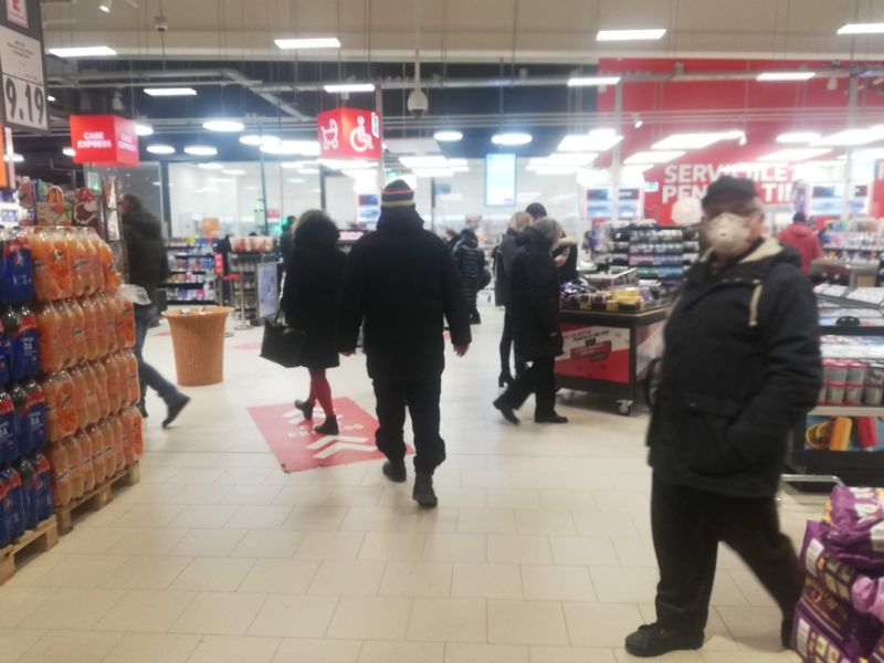Sfidare: În ciuda sancțiunii la noul magazin Kaufland se fac cumpărături fără probleme