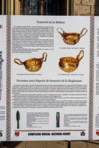 Expozitie foto-documentara „Comori ale epocii bronzului din colecțiile Complexului Muzeal Național Neamț” în Piața Libertății